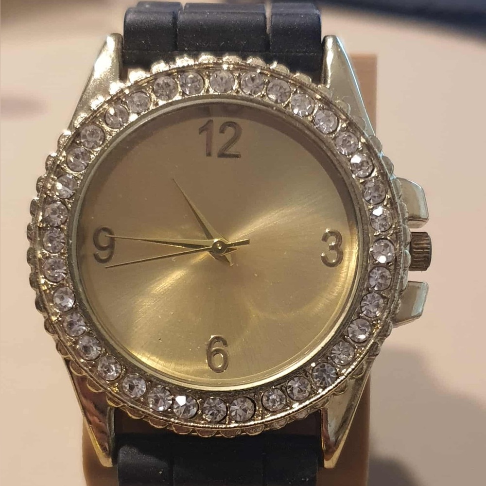 🦋10/$20🦋 Goldtone Rhinestone Silicone Women's Watch - Picture 1 of 4